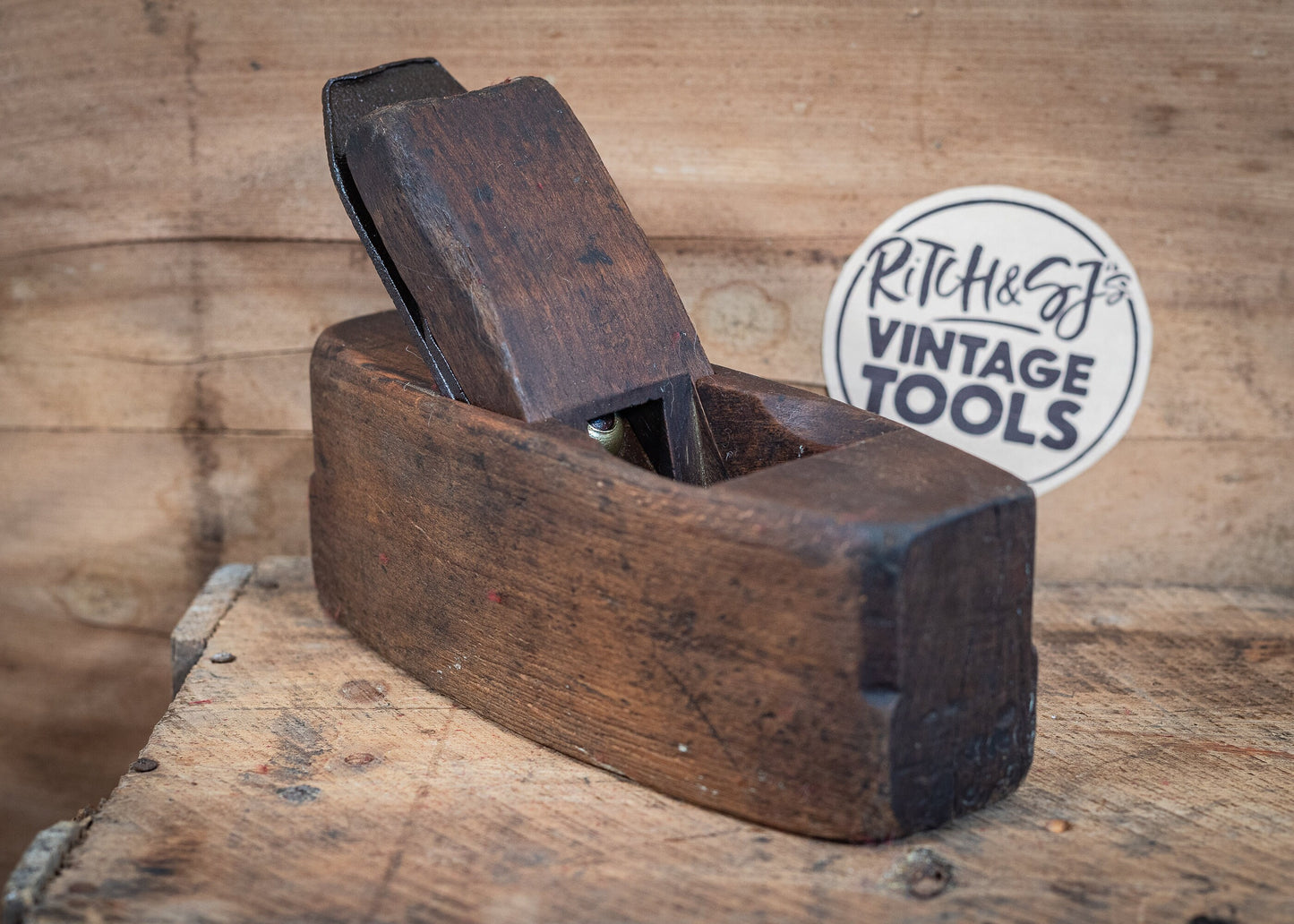 Vintage Wooden 7 1/2" smothing / coffin plane, with 2" C F Johnson of Sheffield.