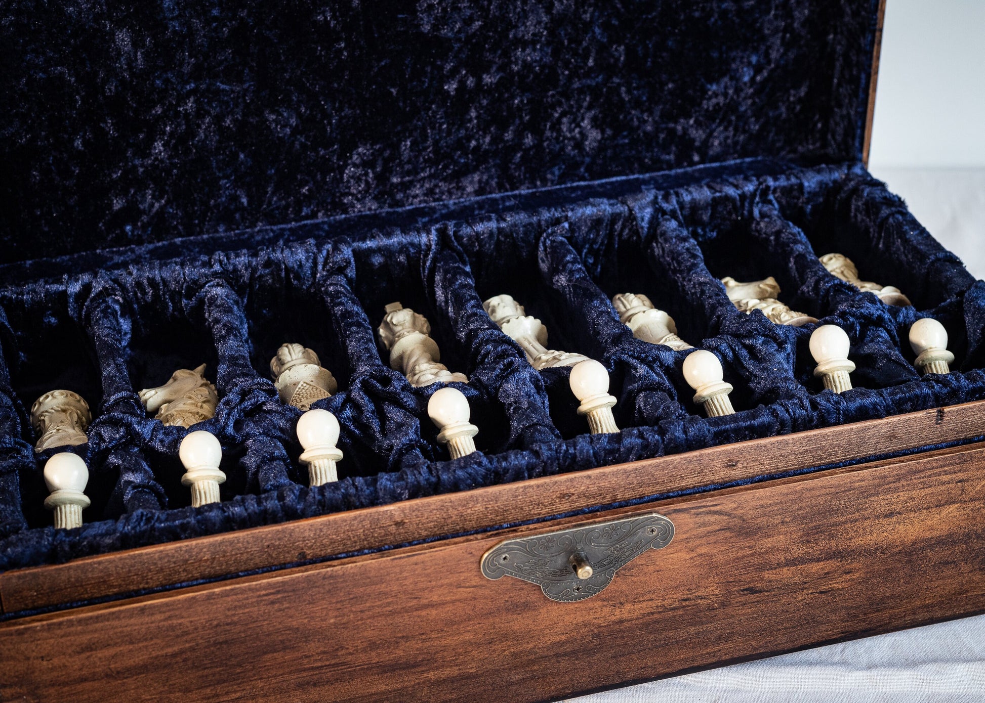 Made to order – Antique effect, Chess set, storage box. Suitable for Ornate Staunton or Gothic Heads set. SET NOT INCLUDED