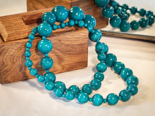 Vintage Teal graduated wooden bead 80s necklace