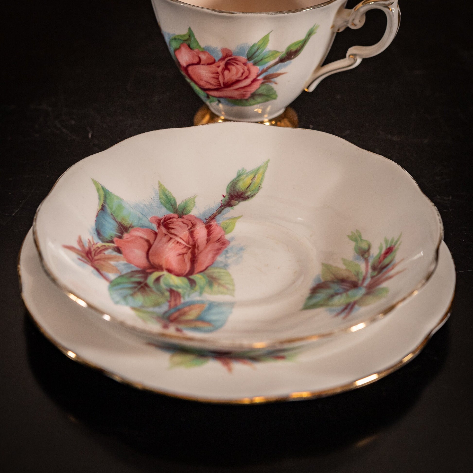 Stunning Vintage Roslyn & Paragon China trio, in the 'Authentic World Famous Wheatcroft Roses - Rendezvous, by Henry Wheatcroft'