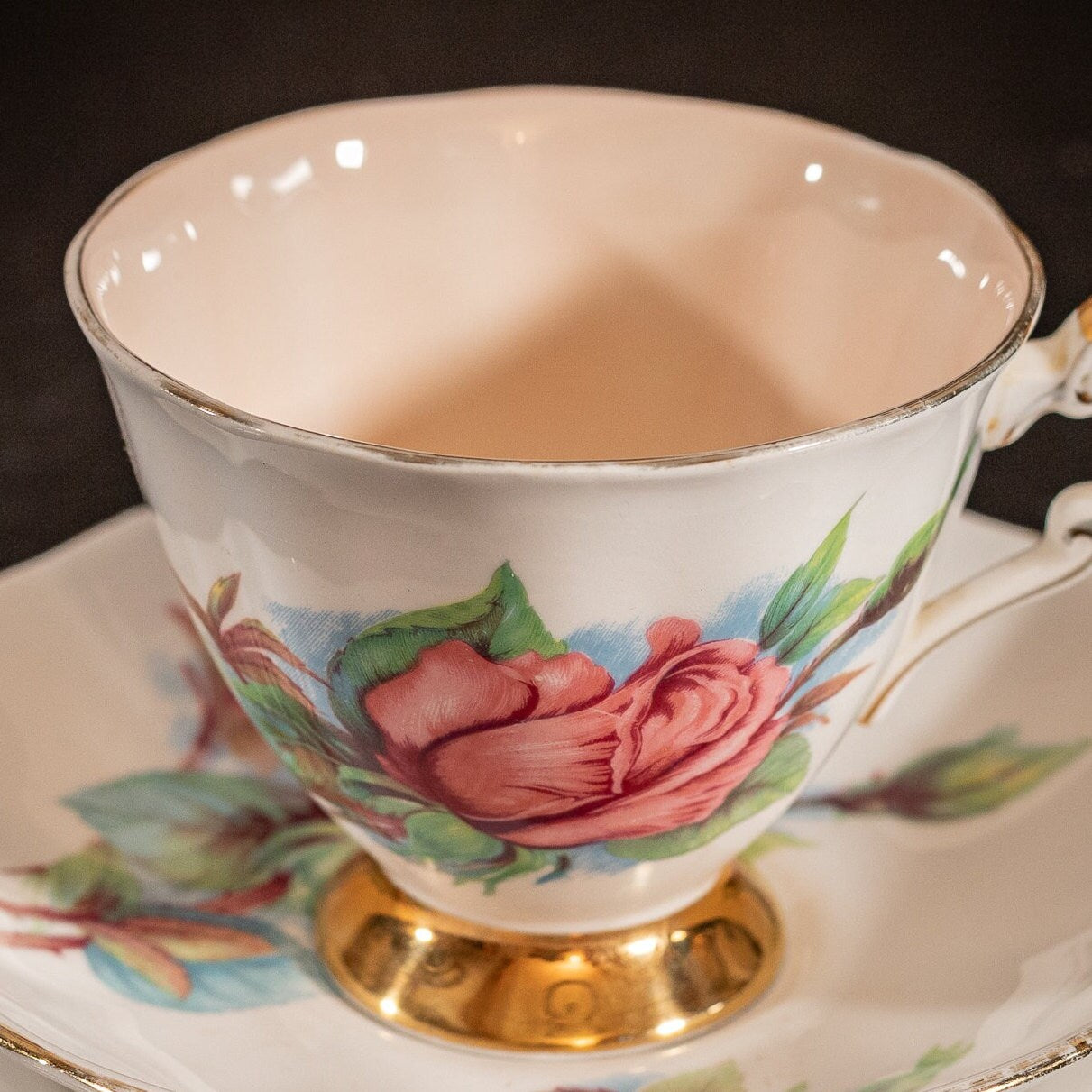 Stunning Vintage Roslyn & Paragon China trio, in the 'Authentic World Famous Wheatcroft Roses - Rendezvous, by Henry Wheatcroft'