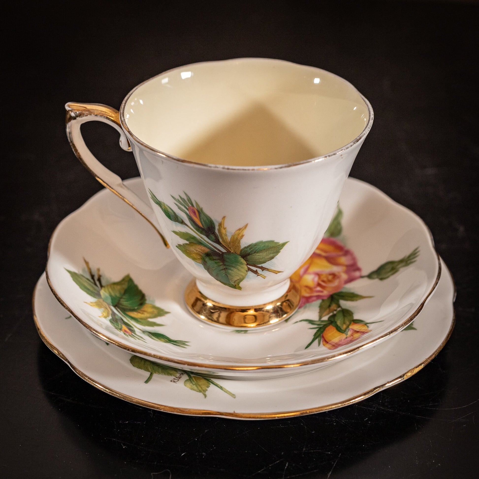 Stunning Vintage Roslyn China trio, in the 'Authentic World Famous Wheatcroft Roses - Peace, by Henry Wheatcroft'